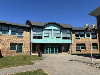 Photo de l'entrée principale extérieure du bâtiment de l'UFR EGASS